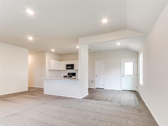 924 S Bear Lane, Mustang, OK 73064