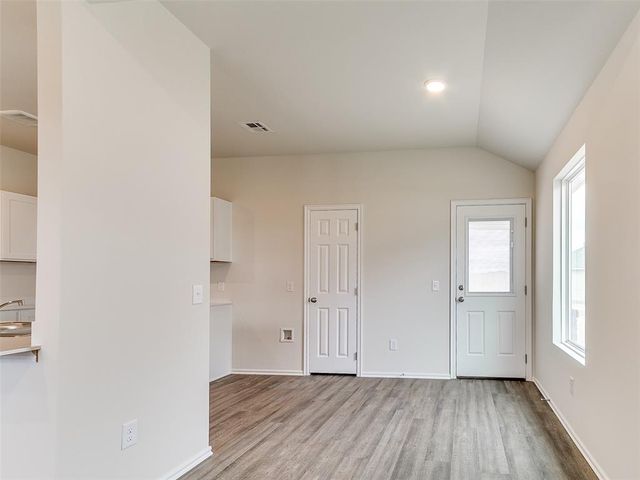 924 S Bear Lane, Mustang, OK 73064