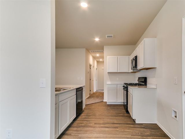 924 S Bear Lane, Mustang, OK 73064