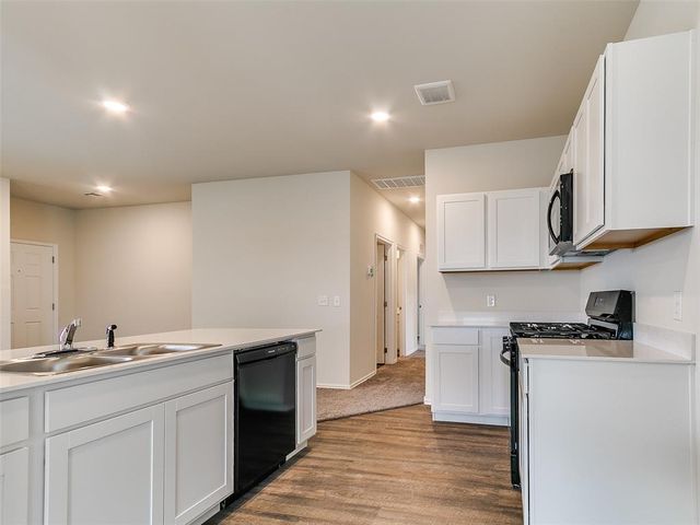 924 S Bear Lane, Mustang, OK 73064