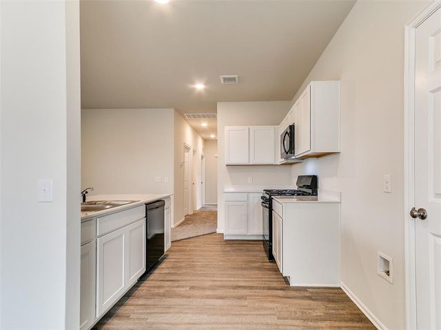 924 S Bear Lane, Mustang, OK 73064