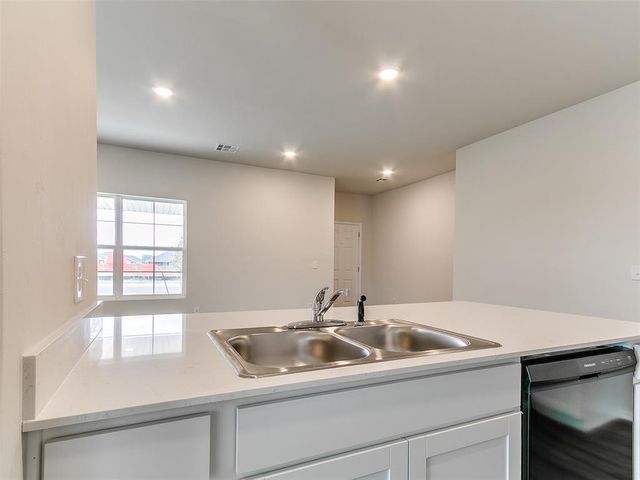 924 S Bear Lane, Mustang, OK 73064