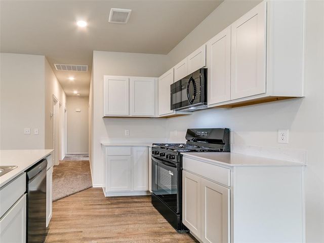 924 S Bear Lane, Mustang, OK 73064