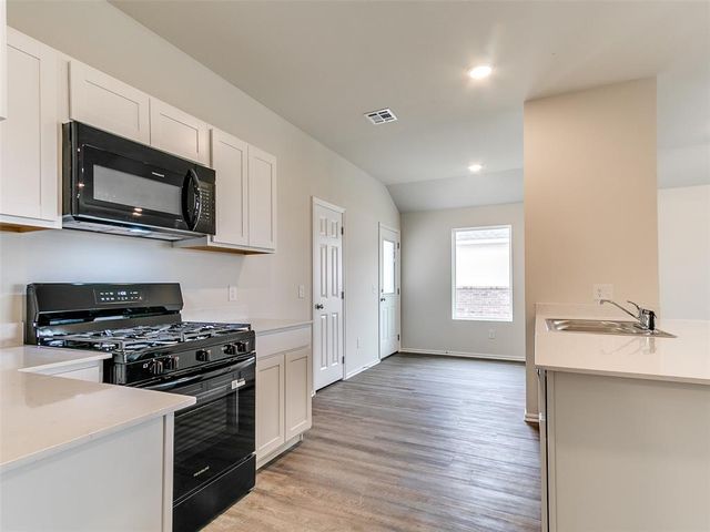 924 S Bear Lane, Mustang, OK 73064