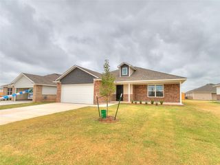 924 S Bear Lane, Mustang, OK 73064