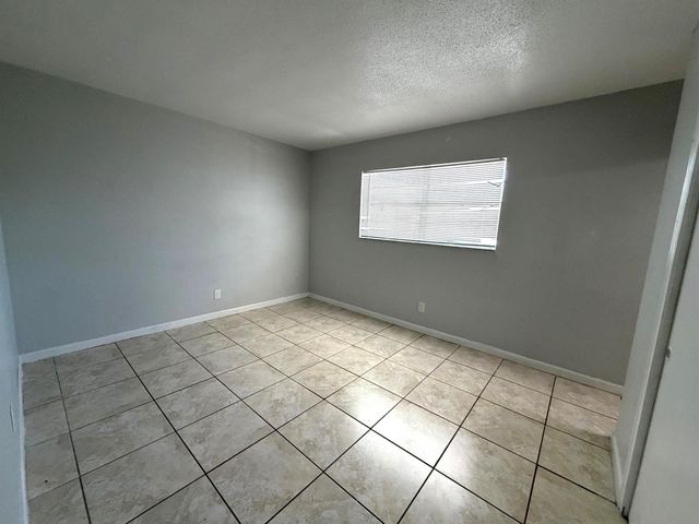 915 NE 8th Street 104, Hallandale Beach, FL 33009