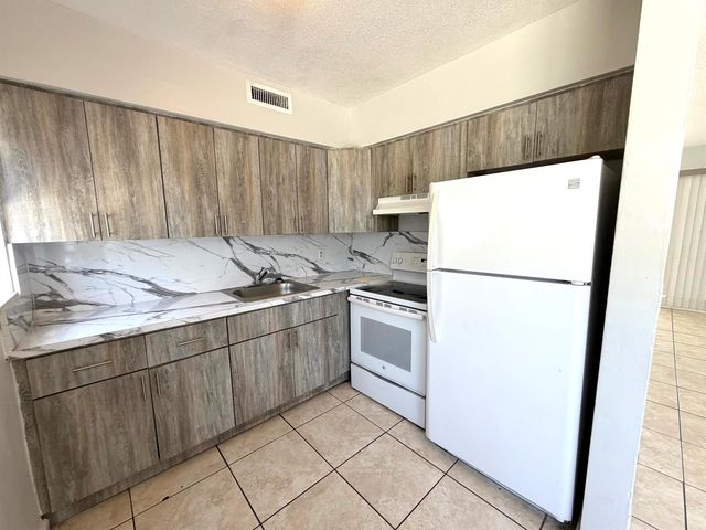915 NE 8th Street 104, Hallandale Beach, FL 33009