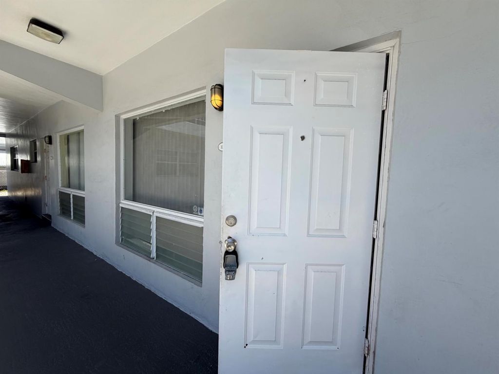 915 NE 8th Street 104, Hallandale Beach, FL 33009