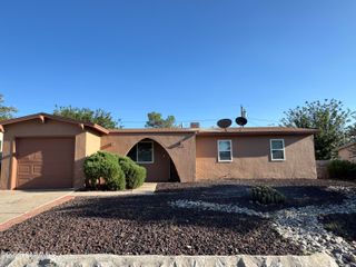 1824 Ash Ave Avenue, Las Cruces, NM 88001