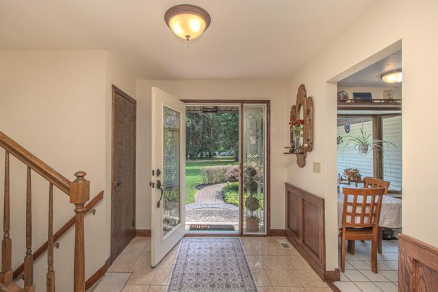 12575 Green Tree Trail, South Lyon, MI 48178