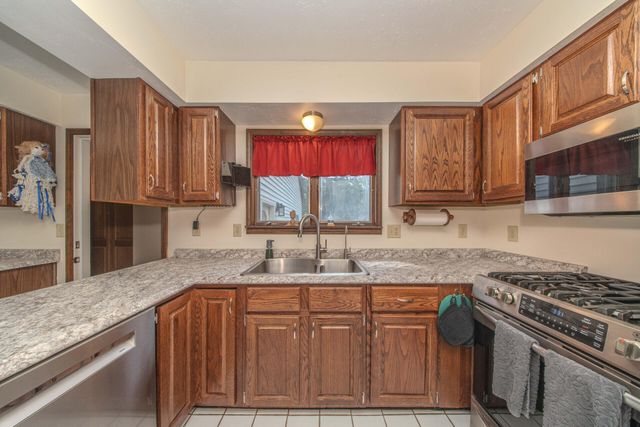 12575 Green Tree Trail, South Lyon, MI 48178