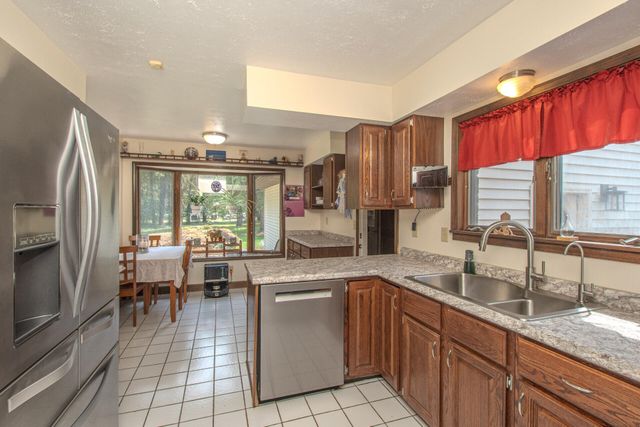 12575 Green Tree Trail, South Lyon, MI 48178