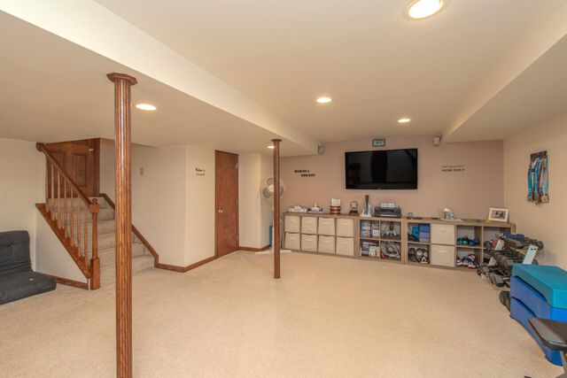12575 Green Tree Trail, South Lyon, MI 48178