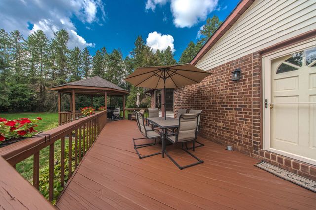 12575 Green Tree Trail, South Lyon, MI 48178