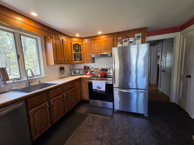 10 Marion St, Wilmington, MA 01887