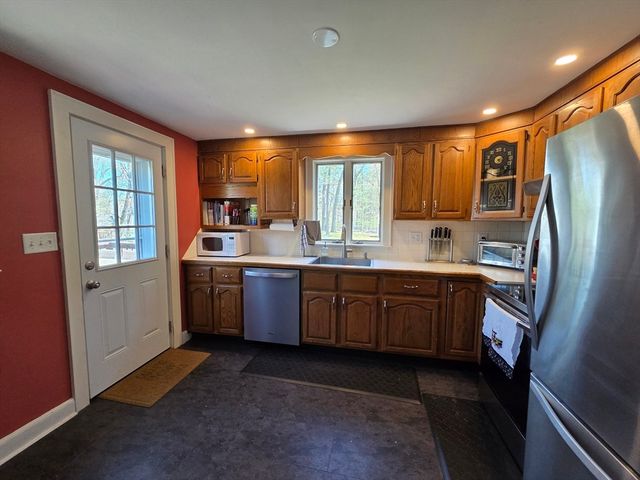 10 Marion St, Wilmington, MA 01887