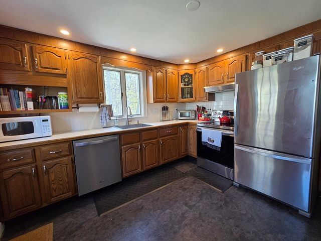 10 Marion St, Wilmington, MA 01887