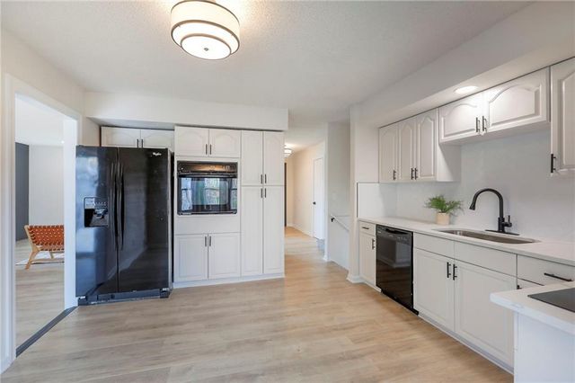 6900 E 140th Place, Grandview, MO 64030