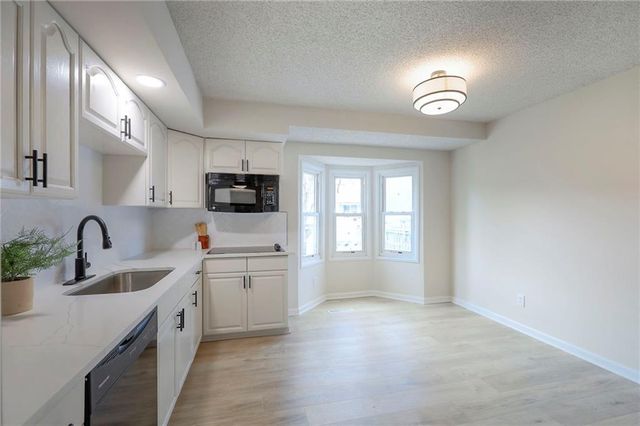 6900 E 140th Place, Grandview, MO 64030