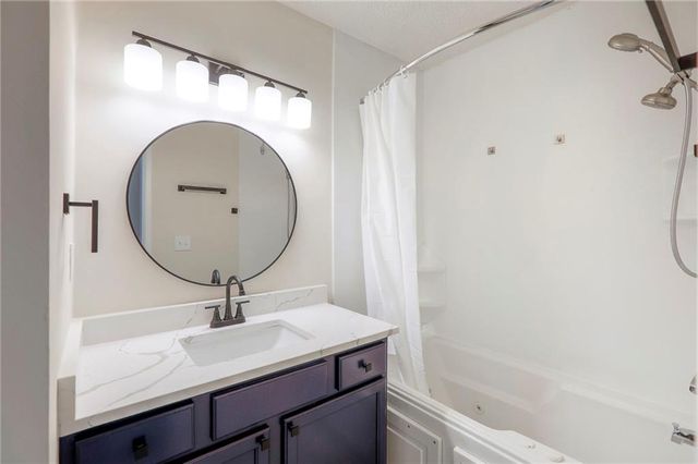 6900 E 140th Place, Grandview, MO 64030