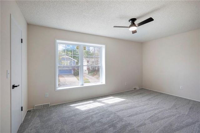6900 E 140th Place, Grandview, MO 64030