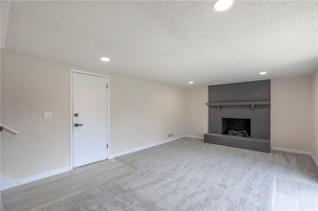 6900 E 140th Place, Grandview, MO 64030
