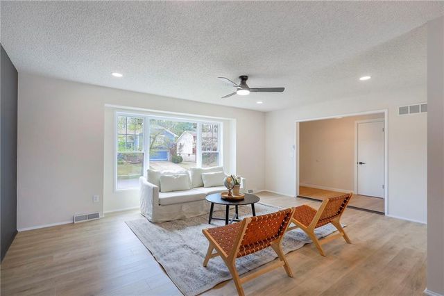 6900 E 140th Place, Grandview, MO 64030
