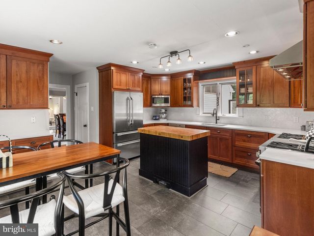 2 PORTEOUS RD, Berwyn, PA 19312