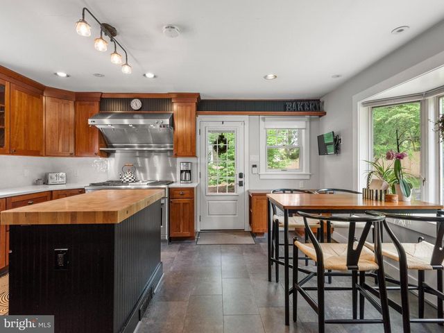 2 PORTEOUS RD, Berwyn, PA 19312
