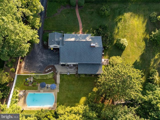2 PORTEOUS RD, Berwyn, PA 19312