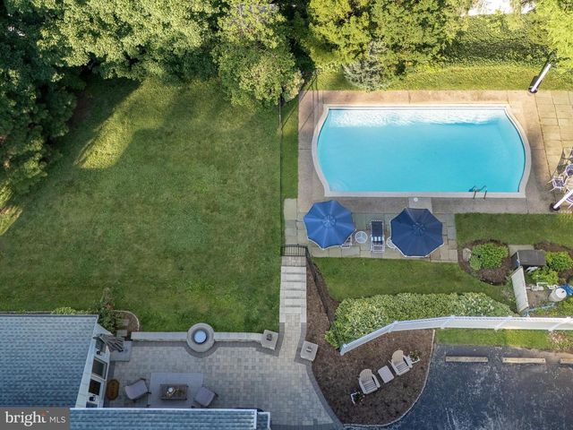 2 PORTEOUS RD, Berwyn, PA 19312