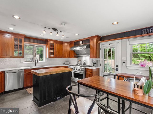 2 PORTEOUS RD, Berwyn, PA 19312