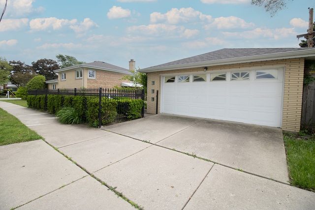 8662 N Merrill Street, Niles, IL 60714