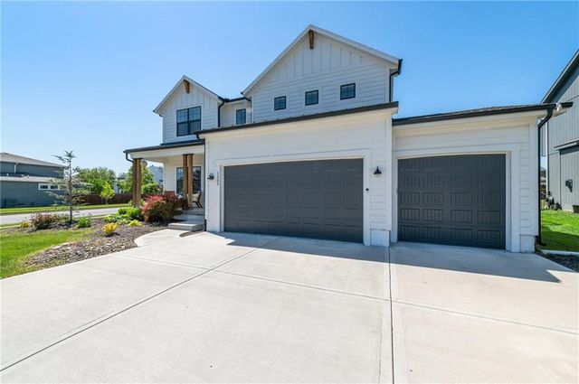 1505 SW Georgetown Drive, Lee's Summit, MO 64082