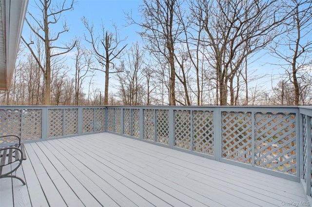 27 Narcissus Drive, Mahopac, NY 10541