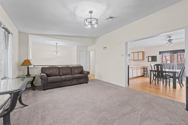 27 Narcissus Drive, Mahopac, NY 10541