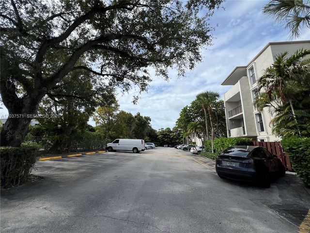 6886 N Kendall Drive D407, Pinecrest, FL 33156