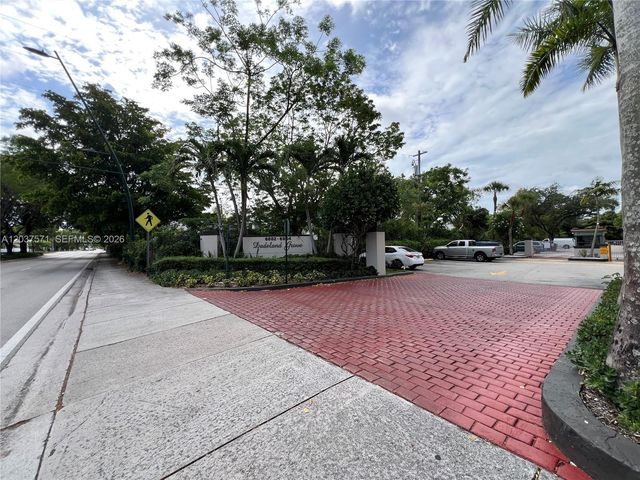 6886 N Kendall Drive D407, Pinecrest, FL 33156