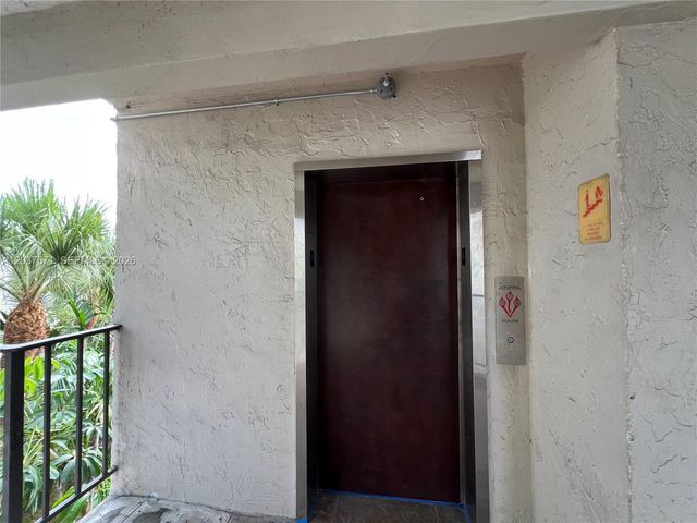 6886 N Kendall Drive D407, Pinecrest, FL 33156