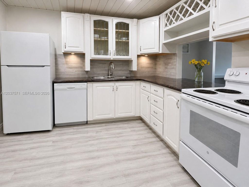 6886 N Kendall Drive D407, Pinecrest, FL 33156
