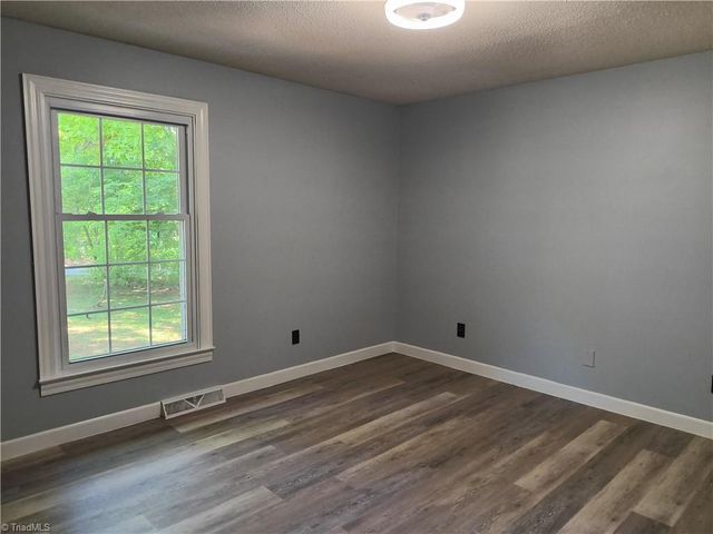 681 FOXCROFT Drive, Lexington, NC 27292