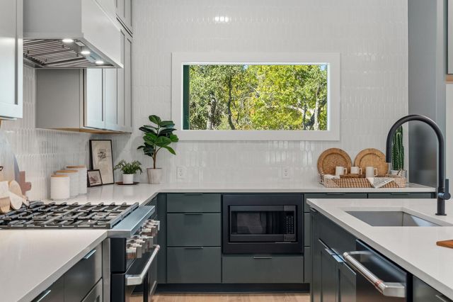 496 Spoonts LN, Liberty Hill, TX 78642