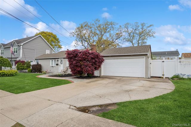 173 N Kings Avenue, Massapequa, NY 11758