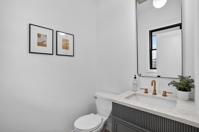 84 East Side Pkwy 84, Newton, MA 02460