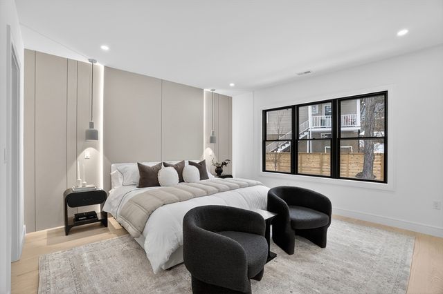 84 East Side Pkwy 84, Newton, MA 02460