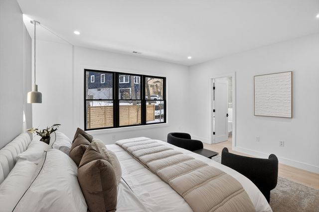 84 East Side Pkwy 84, Newton, MA 02460