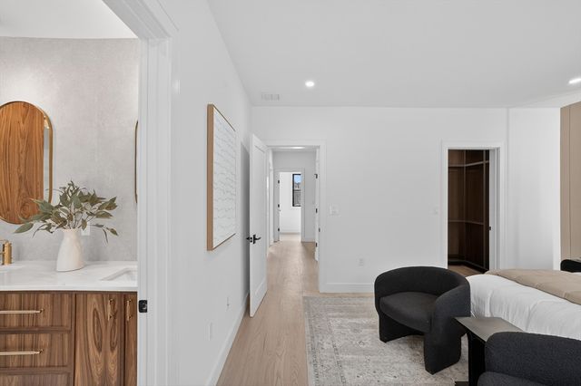 84 East Side Pkwy 84, Newton, MA 02460