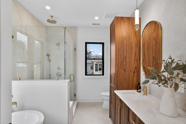 84 East Side Pkwy 84, Newton, MA 02460