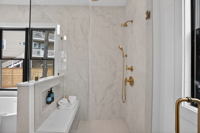 84 East Side Pkwy 84, Newton, MA 02460