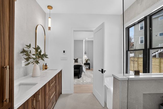 84 East Side Pkwy 84, Newton, MA 02460